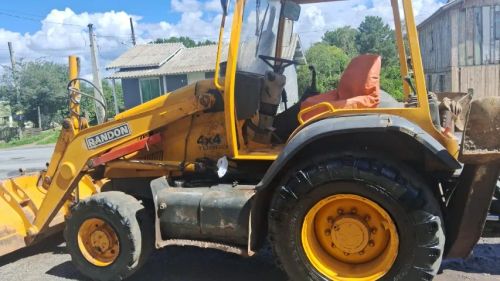 Vende- se Retroescavadeira, Rolo Compactador e Caminhão basculante