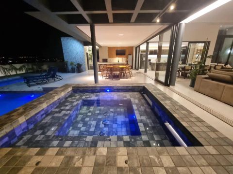 Excelente casa de condomínio térrea para venda em Jardins Munique