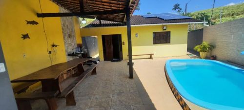 Casa com piscina em condomínio fechado