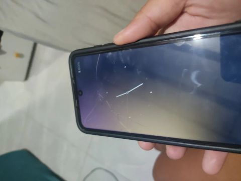 Smartphone com tela trincada MotoG 52 única Doma 