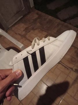 Tênis Adidas Branco com Listras Pretas