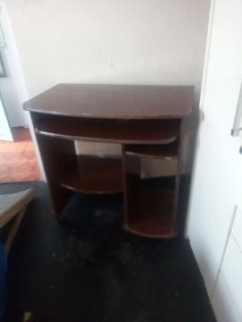 Escrivaninha com rodinha 50,00