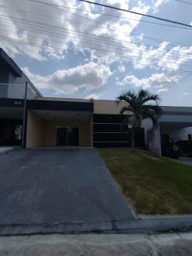Casa Térrea e Espaçosa no Condomínio  Forest Hill         