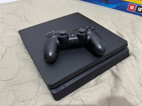 PS4 - Playstation 4 Slim com Controle + 2 jogos
