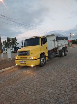 Caminhão na caçamba 