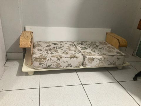 Banco raso com almofadas 