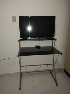 Mesa de Escritório em Vidro Temperado com Estrutura em Metal