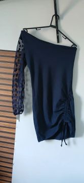 Vestido azul com manga de renda
