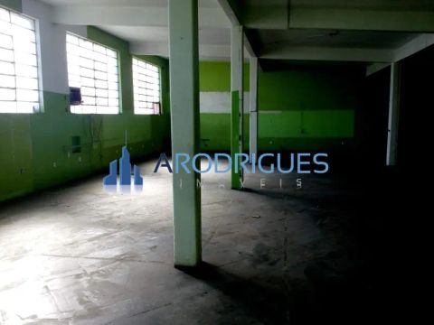 Prédio de 2 andares com 500 m2, sendo 23 metros de frente com aproximadamente 10 vagas par