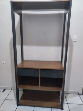 Armário de madeira com 2 gavetas