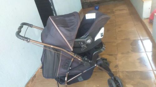 Vende-se Carrinho de bebê com bebê conforto