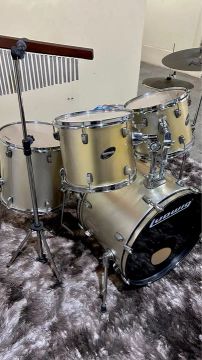 Bateria Acústica Ludwig (com pad de estudo, baquetas e tapete)