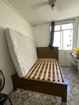 Cama de madeira