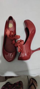 Sapatilhas vermelhas com laço