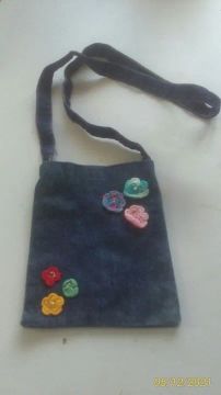 Bolsinha jeans decorada com fuxico