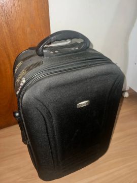Mala de Viagem Preta Pequena - Ótima para viagens curtas!