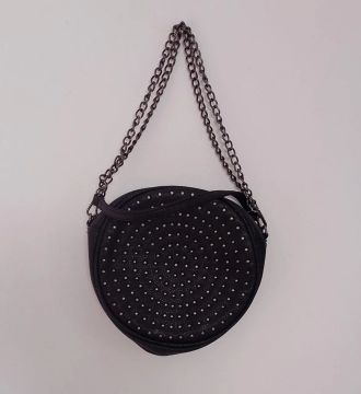 Bolsa redonda preta com tachas