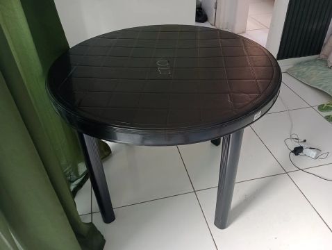 Mesa redonda de plástico preta