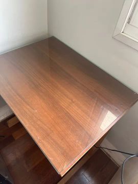 Escrivaninha simples de madeira com tampo de vidro 