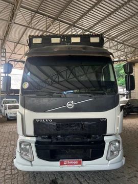 Volvo VM 330 Baú 2014
