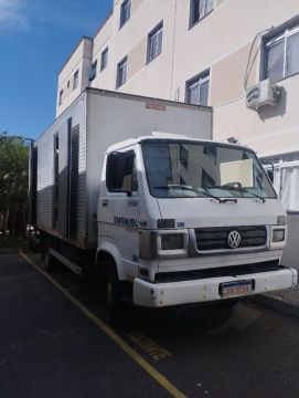 Caminhão baú para mudança e fretes em geral 