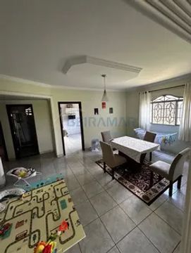 Casa 4 Quartos, 1 Suíte, Amplo Quintal, 5 Vagas de Garagem Cobertas à Venda na Rua 10 - VI