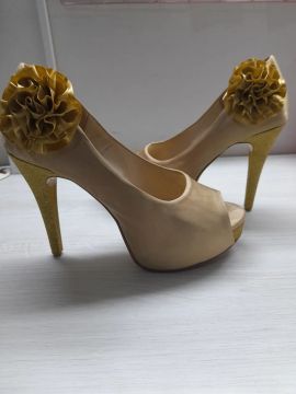 Sandália Salto Alto com Detalhe em Flor Dourada