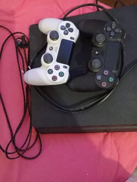 Playstation 4 com 2 controles