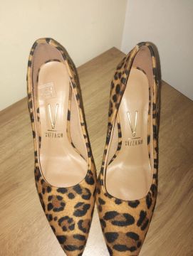 Sapatos de salto alto de onça