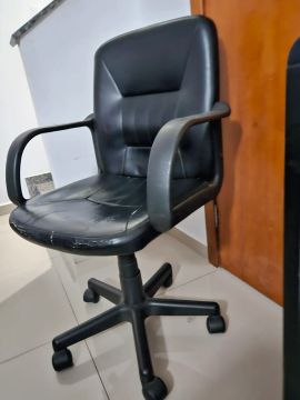 Cadeira de Escritório Giratória com Rodas