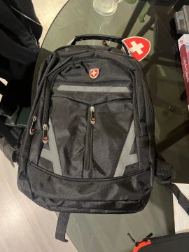 Mochila Preta com Detalhes em Cinza