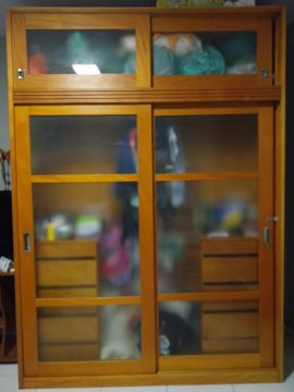 Guarda-Roupas de madeira com portas de correr com vidro transparente 