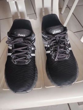 Tênis Asics Preto, número 42, não entrego 