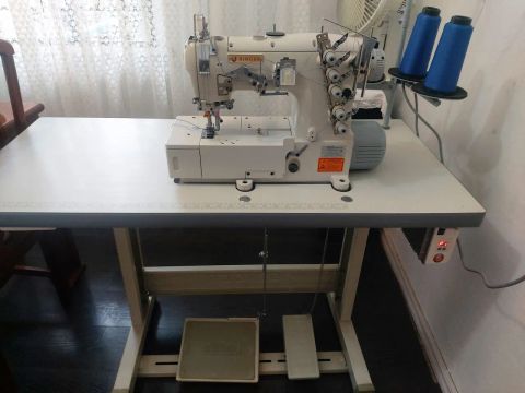 Galoneira Singer modelo 522D. 