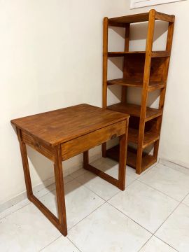 Mesa e prateleira 