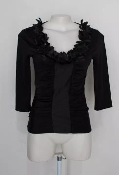 Blusa Maria escandalosa feminina preta com aplique