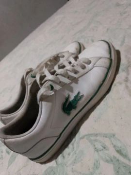 Tênis branco com detalhes verde Lacoste 