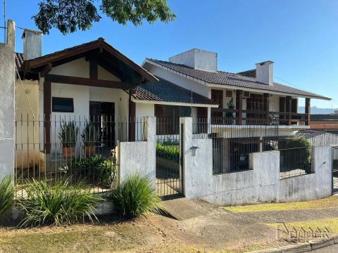 Casa residencial à venda no Centro com 467 m² e 4 dormitórios/quartos.