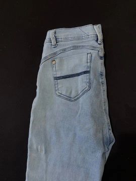 Calça Skinny Azul Claro com Detalhes Desfiados