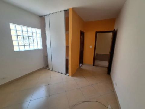 SOBRADO COM 5 QUARTOS, 5 SUITES E PISCINA FL26