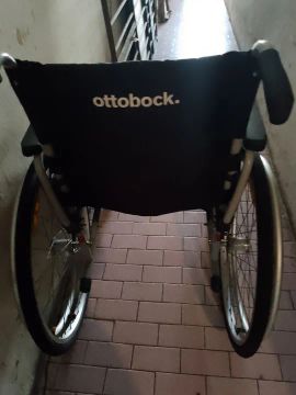 Vendo uma cadeira de roda