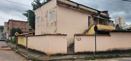 Casa com apartamento na parte de cima em Cláudio/MG Ótimo preço. 