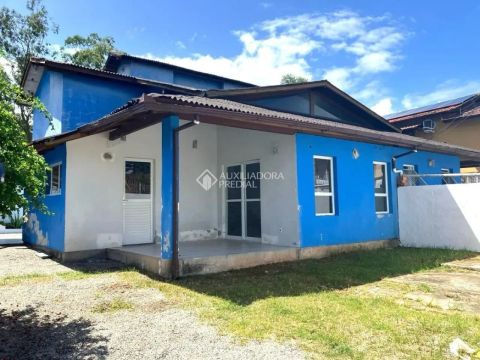 Casa 3 quarto(s), perto da praia no Rio Tavares.