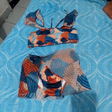Biquíni de renda com estampa colorida