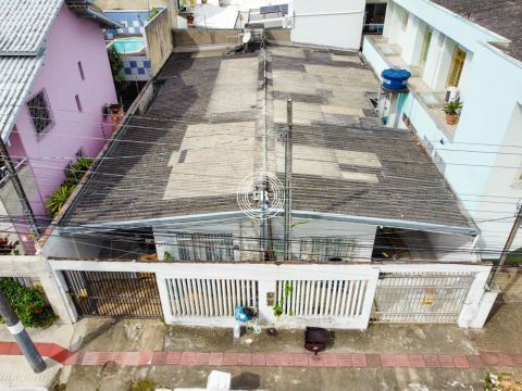 Terreno com casa à venda no Centro de Balneário Camboriú