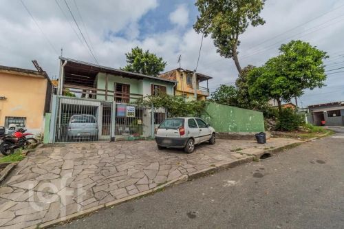 Casa à venda em Cavalhada com 247 m², 6 quartos, 2 suítes, 3 vagas