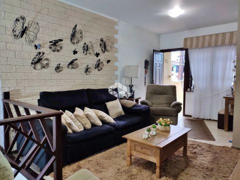 Casa excelente com espaço para toda familia + edícula completa e 2 domitórios.