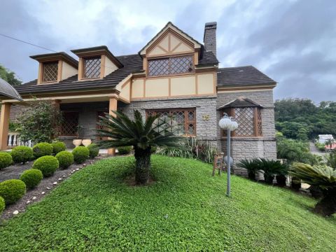 Casa estilo Imperial no Higienópolis com 04 dormitórios