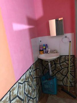 Casa com banheiro e detalhes em pedra