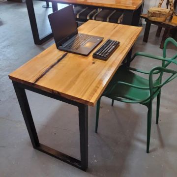 Mesa Escritorio Escrivaninha Rústica Com Acabamento Em Resina, Pés Em Madeira